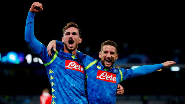 Dries Mertens (kiri) dan Fabian Ruiz melakukan selebrasi usai mengantarkan Napoli menang atas Crvena Zvezda. (Foto: Reuters/Ciro De Luca)