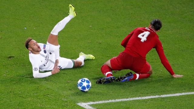 Neymar saat berduel dengan Virgil van Dijk. (Foto: REUTERS/Charles Platiau)