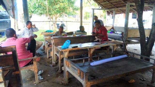 Sejumlah warga Desa Cureeh, Bireuen, Aceh sedang berkumpul di warkop. (Foto: Zuhri Noviandi/kumparan)