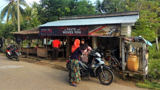 Suasana salah satu warkop di Desa Cureeh, Bireuen, Aceh. (Foto: Zuhri Noviandi/kumparan)