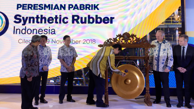 Menteri Perindustrian Airlangga Hartarto resmikan pabrik karet sintetis PT Synthetic Rubber Indonesia. (Foto: Elsa Toruan/kumparan)