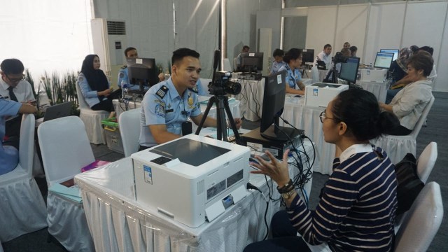 Panitia Penyelenggara mengambil gambar pemohon. (Foto: Iqbal Firdaus/kumparan)