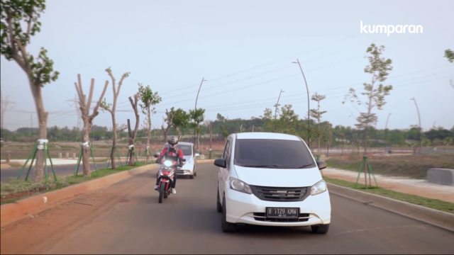 Ilustrasi menyalip kendaraan. Foto: kumparan