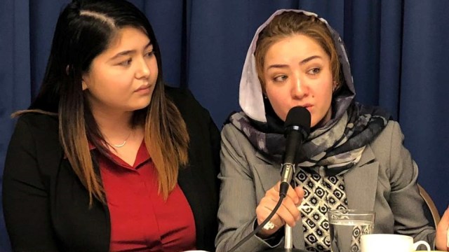 Mihrigul Tursun (kanan) perempuan Uighur yang mengaku pernah disiksa Pemerintah China. (Foto: AP)