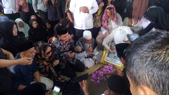 Zumi Zola mengikuti prosesi pemakaman ayahnya di Jambi. (Foto: Dok. Istimewa)