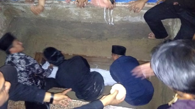 Zumi Zola ikut meletakan jenazah ayahnya di liang lahat. (Foto: Dok. Istimewa)