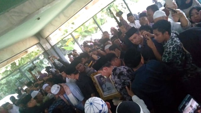 Suasana pemakaman ayah Zumi Zola di Jambi. (Foto: Dok. Istimewa)