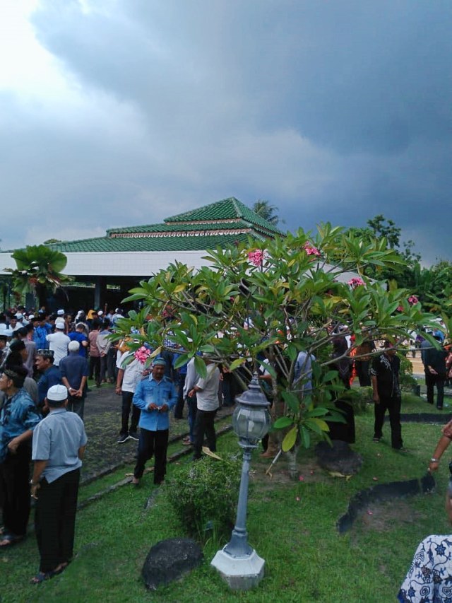 Suasana di komplek pemakaman ayah Zumi Zola di Jambi. (Foto: Dok. Istimewa)