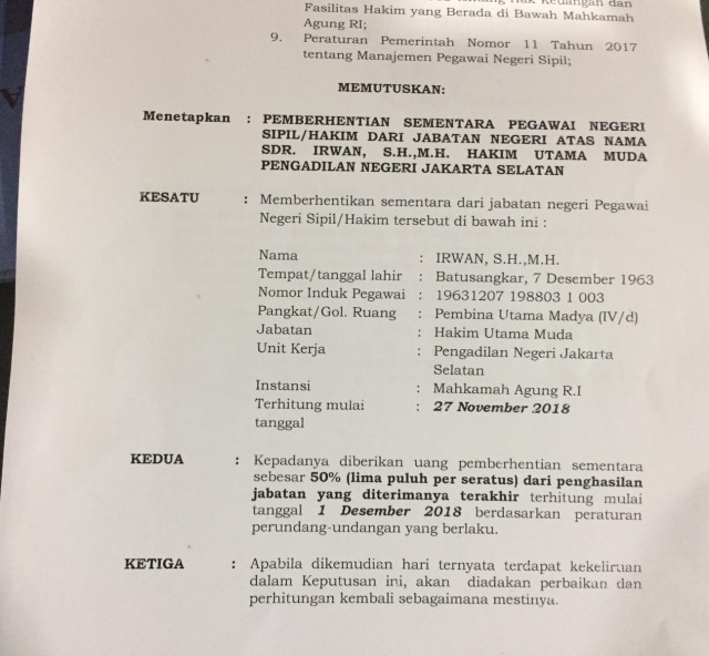 Surat pemberhentian Hakim Iswahyu Widodo. (Foto: Mirsan Simamora/kumparan)