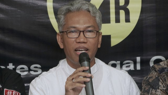 Buni Yani (tengah) memberikan keterangan pers terkait putusan penolakan kasasi Mahkamah Agung (MA) atas kasus pelanggaran UU ITE. (Foto: Fanny Kusumawardhani)