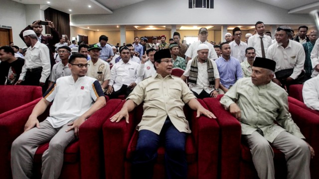 Prabowo Subianto (tengah) berdoa bersama dengan mantan Ketua Umum PP Muhammadiyah Amien Rais (kanan) di Sleman, DI Yogyakarta, Rabu (28/11/2018). (Foto: ANTARA FOTO/Andreas Fitri Atmoko)
