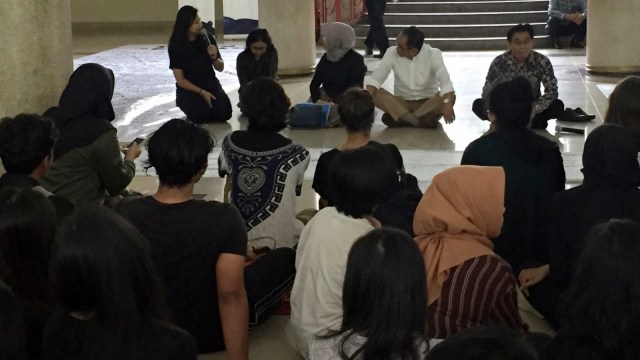 Pada Kamis (29/11) gerakan #kitaAgni menggelar Aksi Besarkan Bara Agni di Rektorat UGM.  (Foto: Arfiansyah Panji Purnandaru/kumparan)