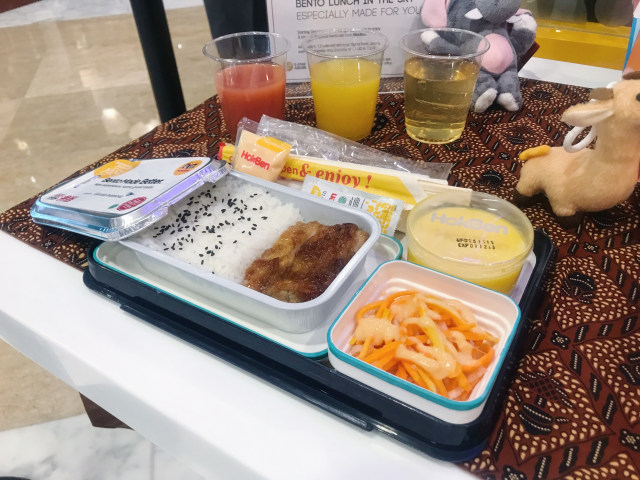 Menu HokBen untuk sejumlah penerbangan Garuda Indonesia. (Foto: Toshiko Potoboda/kumparan)