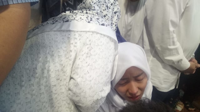 Pemakaman ibunda Ayu Dewi (Foto: Ainul Qalbi/kumparan)