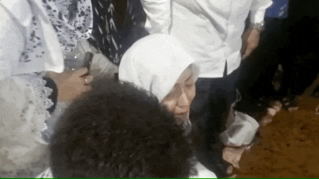 Tangis Ayu Dewi di Pemakaman Ibunda. (Foto: Ainul Qalbi/kumparan)