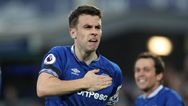 Ekspresi bangga kapten Everton, Seamus Coleman. (Foto: Reuters/Jon Super)