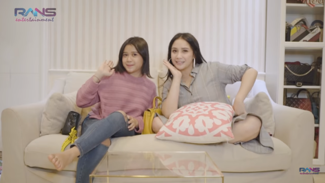 Nagita Slavina dan Brisia Jodie (Foto: youtube/rans entertainment)