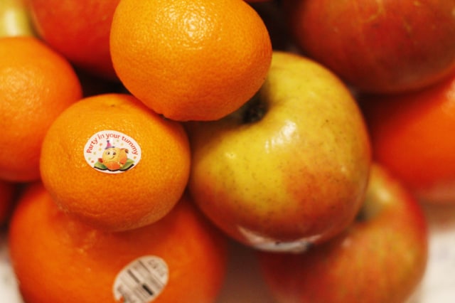 Tempelan stiker pada buah (Foto: flickr/ Anne To)