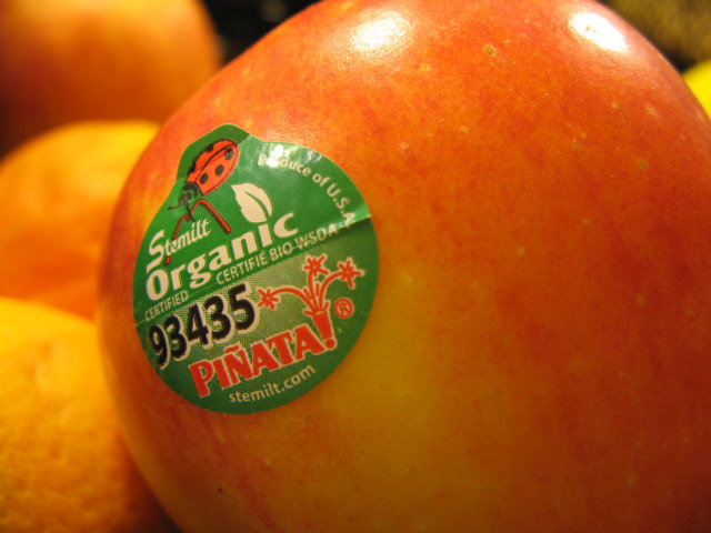 Tempelan stiker pada buah (Foto: flickr/ Justin Taylor)