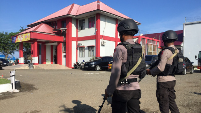 Sejumlah personel aparat kepolisian berjaga di luar lapas Lambaro, Banda Aceh. (Foto: Zuhri Noviandi/kumparan)