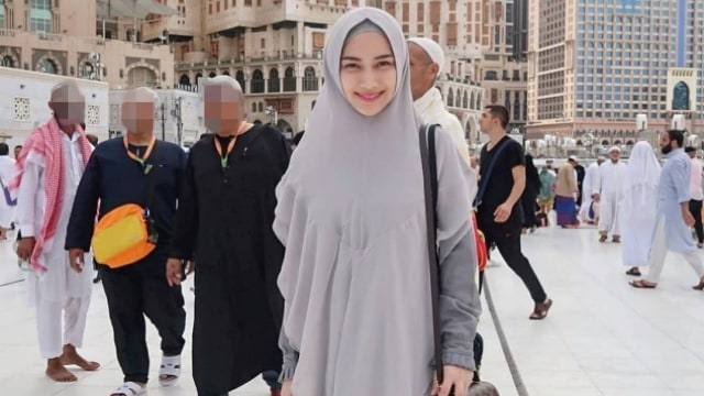 Melody eks JKT48 umrah. (Foto: instagram/melodylaksani92)