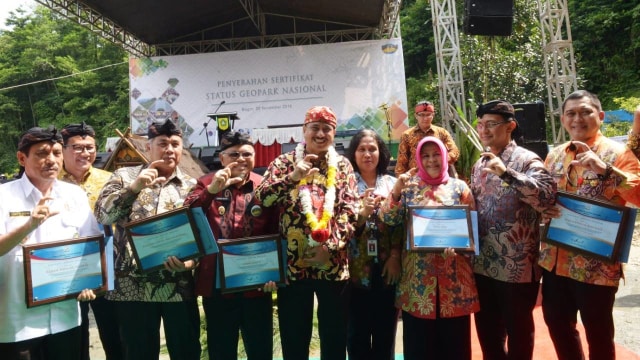 Menteri Arief Yahya menyerahkan sertifikat status geopark nasional.  (Foto: Dok. Kemenpar)