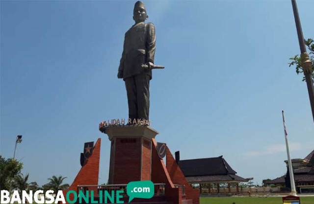 Pemkab Blitar Diminta Bongkar Patung Bung Karno yang Dinilai Tak Mirip