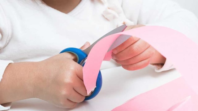 Menyobek Kertas: Hobi Unik Anak yang Penuh Manfaat
