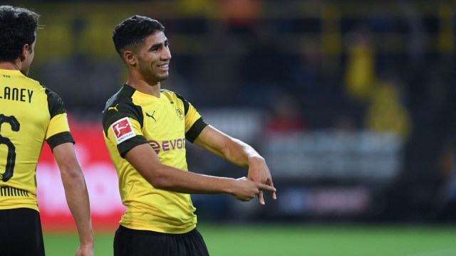 Achraf Hakimi merayakan golnya untuk Borussia Dortmund. (Foto: AFP/Patrik Stollarz)
