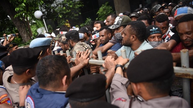Aksi pemuda Papua di depan gedung LBH. (Foto: Kumparan)