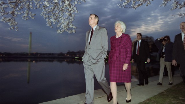 Presiden AS George H.W. Bush dan Ibu Negara Pertama Barbara Bush pada tanggal 8 April 1992. (Foto: Luke Frazza / AFP)