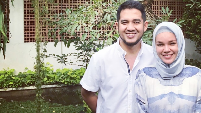 Dewi Sandra dan suami. (Foto: Instagram @dewisandra)