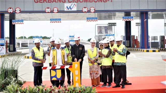 Presiden Jokowi bersama dengan Menteri meresmikan Tol Bocimi, Bogor. (Foto: Dok: Kementerian BUMN)