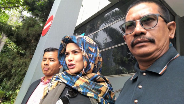 Nikita Mirzani dengan Kuasa Hukum. (Foto: Maria Gabrielle Putrinda/kumparan)