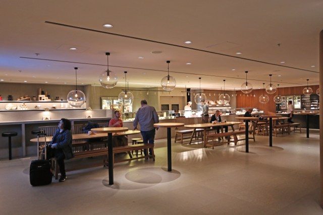 Sudut makanan cepat saji di Pier Business Lounge Cathay Pacific, Hong Kong International Airport. (Foto: Aria Sankhyaadi/kumparan)