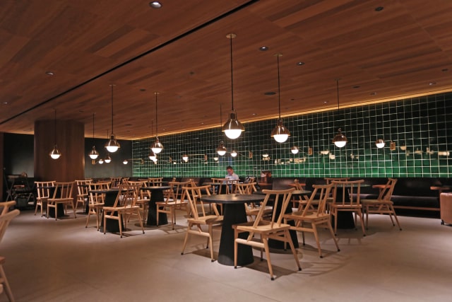 Tampilan Tea Corner di Pier Business Lounge Cathay Pacific, Hong Kong International Airport. (Foto: Aria Sankhyaadi/kumparan)