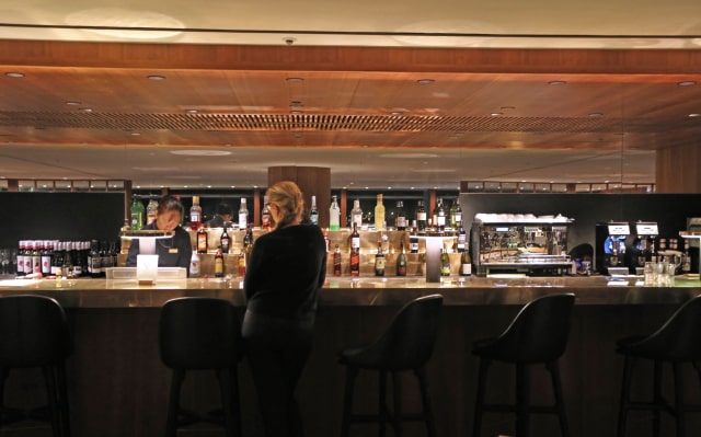 Bar Corner di Pier Business Lounge Cathay Pacific, Hong Kong International Airport. (Foto: Aria Sankhyaadi/kumparan)