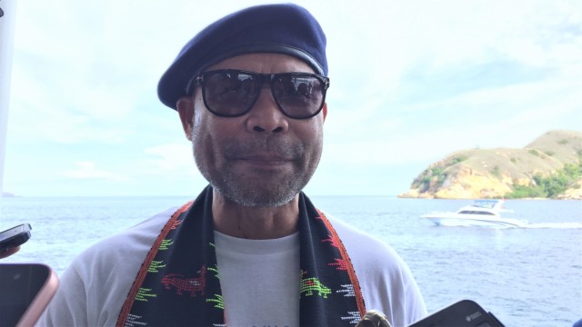 Gubernur NTT Viktor Laiskodat memeriksa KMP Komodo. (Foto: Helinsa Rasputri/kumparan)