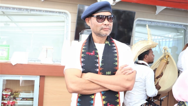 Viktor Laiskodat memeriksa KMP Komodo. Foto: Helinsa Rasputri/kumparan