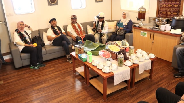 Gubernur NTT Viktor Laiskodat memeriksa KMP Komodo. (Foto: Helinsa Rasputri/kumparan)