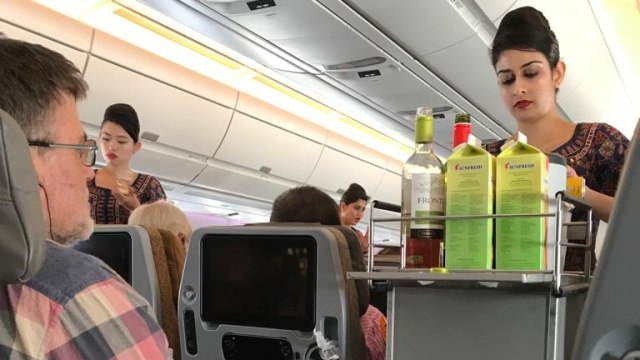Pramugari menawarkan beberapa merek minuman pada penumpang. Foto: Dewi Rachmat Kusuma/kumparan