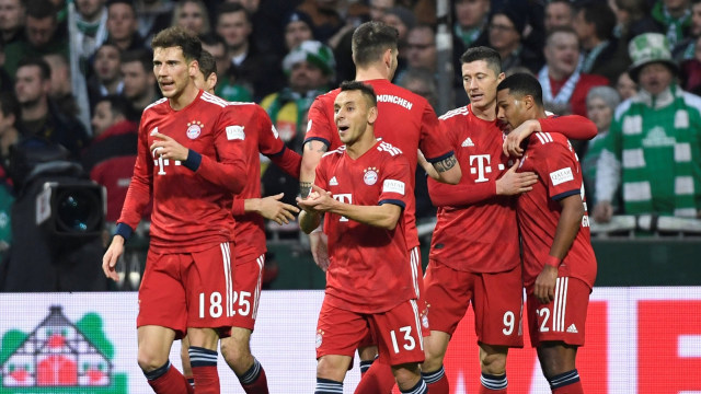 Para pemain Bayern Muenchen merayakan gol. (Foto:  REUTERS/Fabian Bimmer)