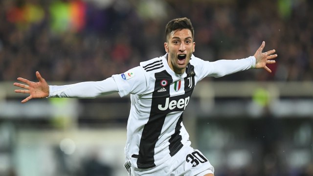 Gelandang Juventus, Rodrigo Bentancur, merayakan gol ke gawang Fiorentina. Foto: Reuters/Alberto Lingria