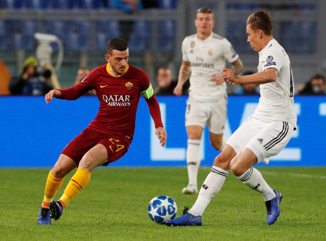 Kala Marcos Llorente (kiri) berebut bola dengan Alessandro Florenzi. (Foto: REUTERS/Alessandro Bianchi)