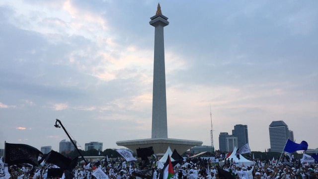 Peserta aksi kibarkan bendara Palestina hingga bendera berlafalkan tauhid. (Foto: Mirsan Simamora/kumparan)