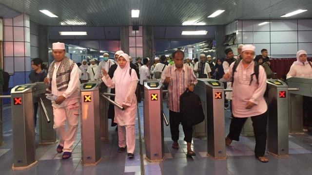 Suasana Stasiun Juanda jelang Reuni 212. (Foto: Nesia Qurrota/kumparan)