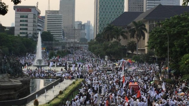 Peserta Reuni 212 memadati kawasan Patung Kuda, Jakarta. (Foto: Fachrul Irwinsyah/kumparan)