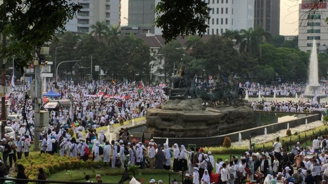 Peserta Reuni 212 memadati kawasan Patung Kuda, Jakarta. (Foto: Fachrul Irwinsyah/kumparan)