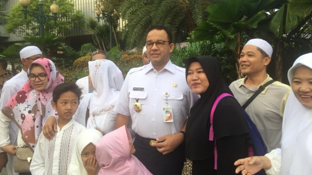 Gubernur DKI Jakarta, Anies Baswedan berfoto bersama peserta Reuni 212. (Foto: Moh. Fajri/kumparan)