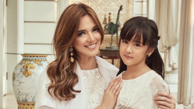 Nia Ramadhani dan putrinya, Mikhayla. Foto: instagram/ramadhaniabakrie